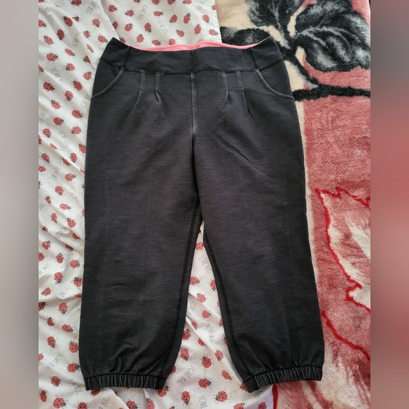 Lululemon crop pants, size 10. - Picture 10 of 16